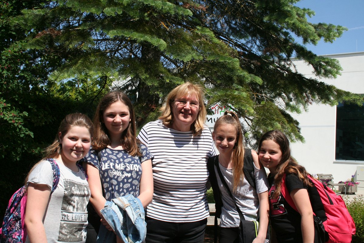 Cijeće i svijeće na mjestu izricanja Rudijeve legendarne rečenice